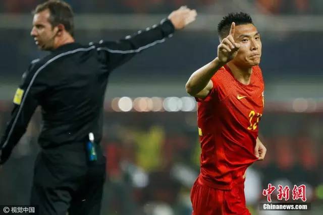 兰斯定位球战术奏效,头球破门打破僵局取首胜